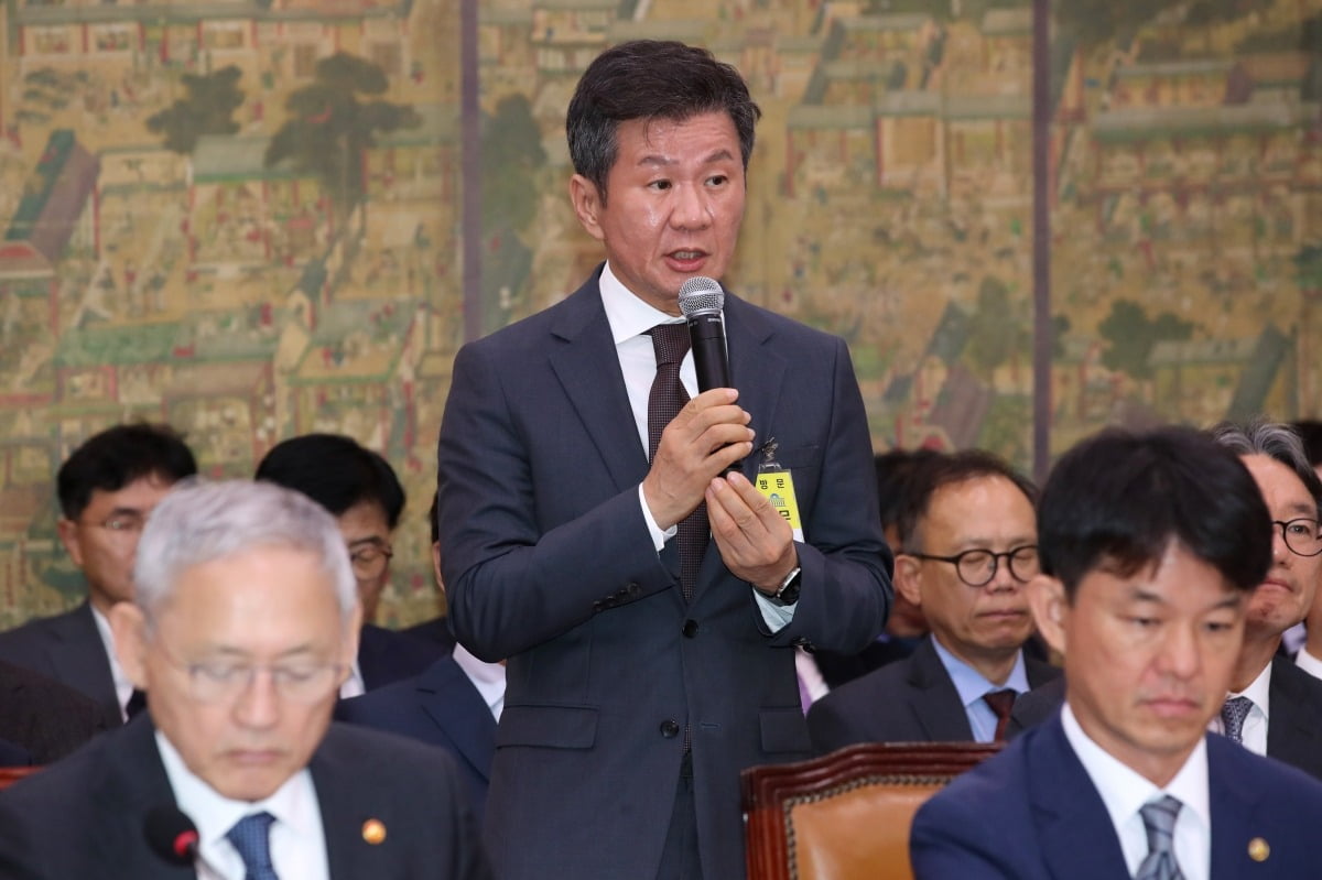 英超积分榜：利物浦少赛2分领跑 蓝军第2曼城跌至第5