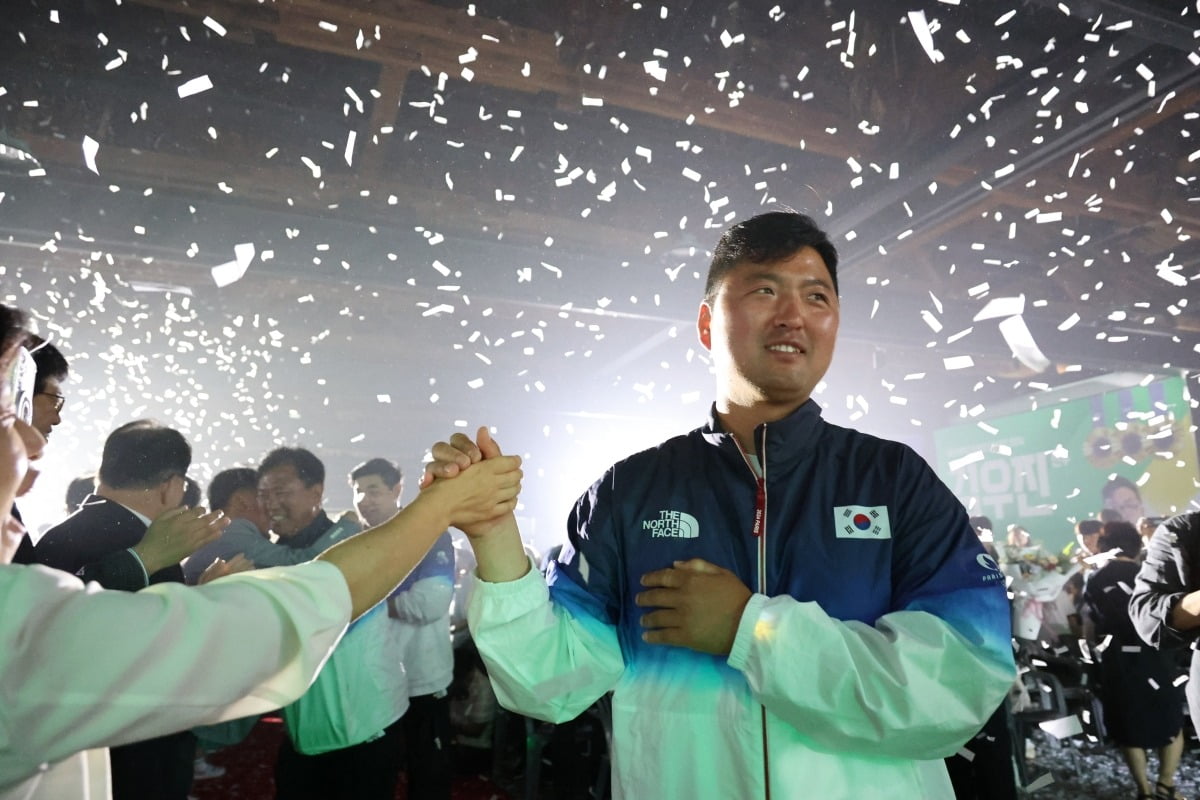 魔术真没人了！休斯坦代替被驱逐出场的卡特，首发出战下半场