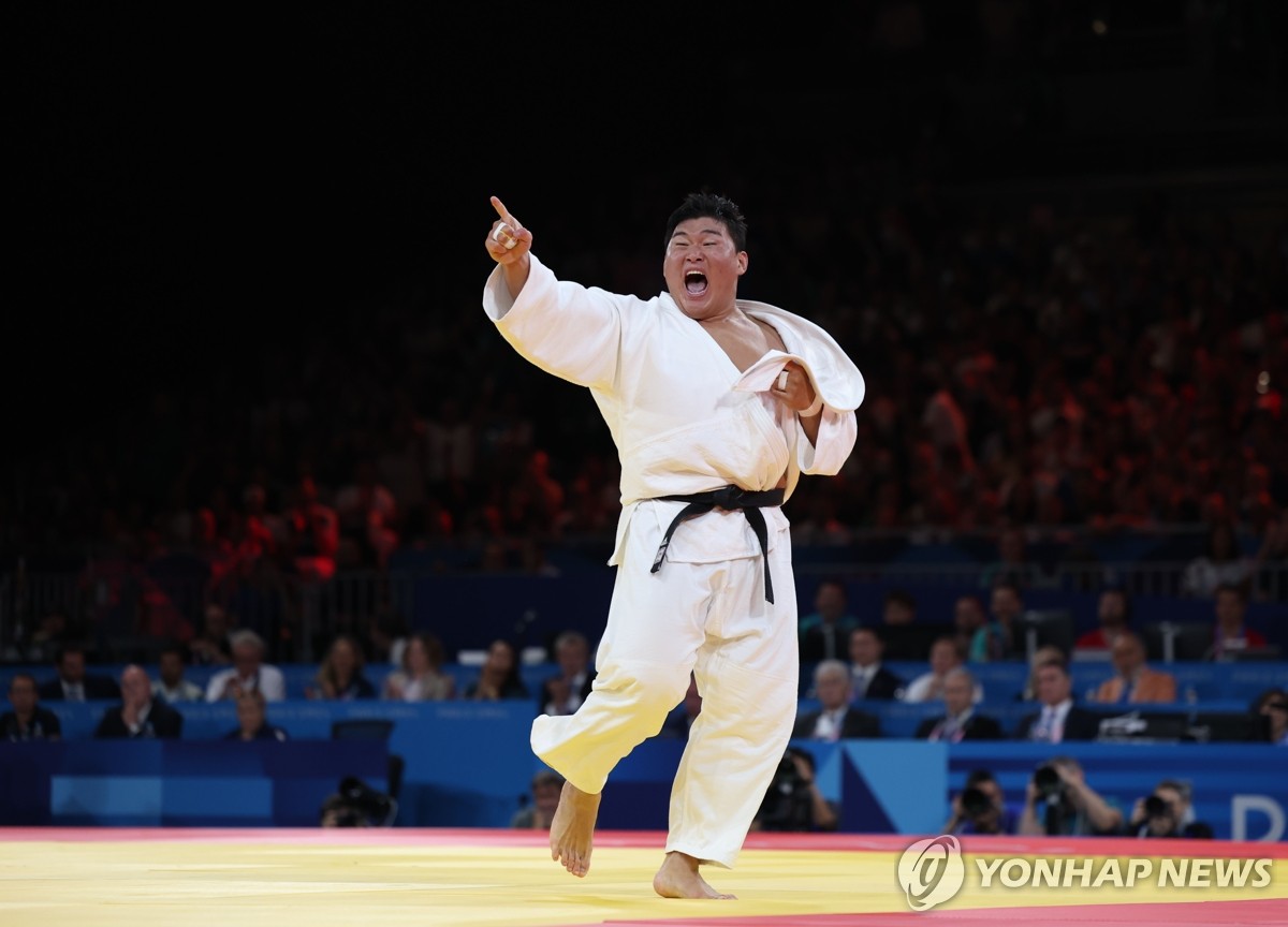 日本门将铃木彩艳意甲染红 出击踢倒对手两黄变一红