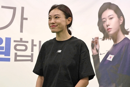 意味深长！镜头连续给到詹姆斯父子 三节战罢布朗尼仍未获得出场机会