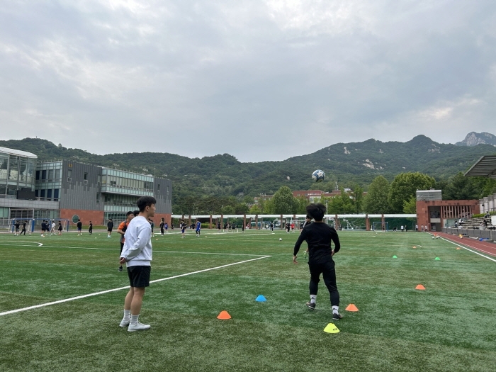 蒙扎主帅：AC米兰会随着莱奥而闪耀 排名倒数的我们缺乏的是勇气