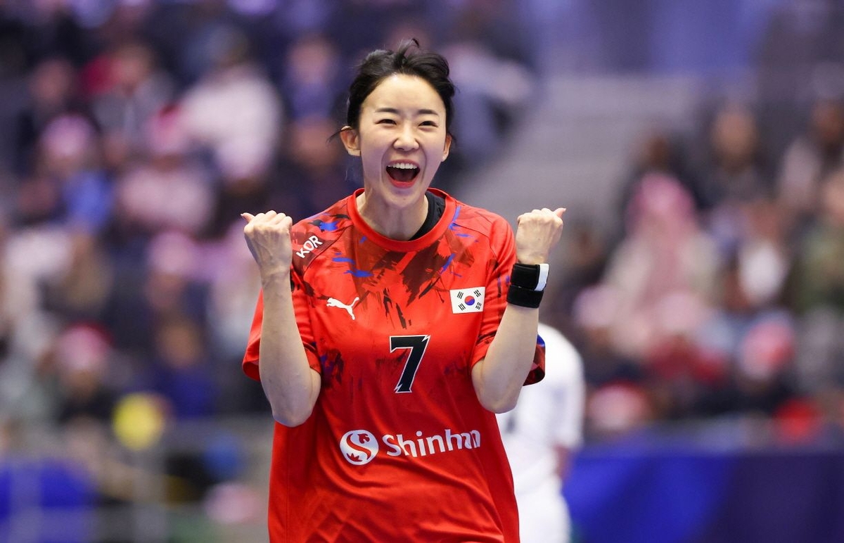 门兴4-1大胜不莱梅，克莱因丁斯特助攻戴帽，米切尔-魏泽染红