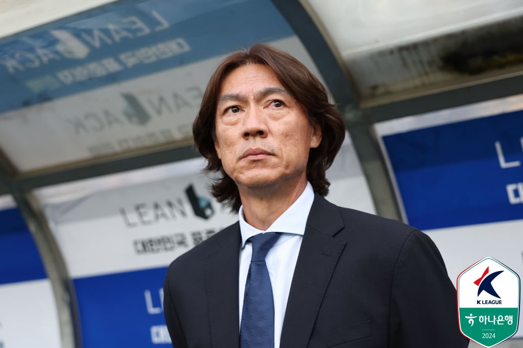 爱德华兹原话：我们打得太软了，整队就是一群小孩子，不能再这样下去了