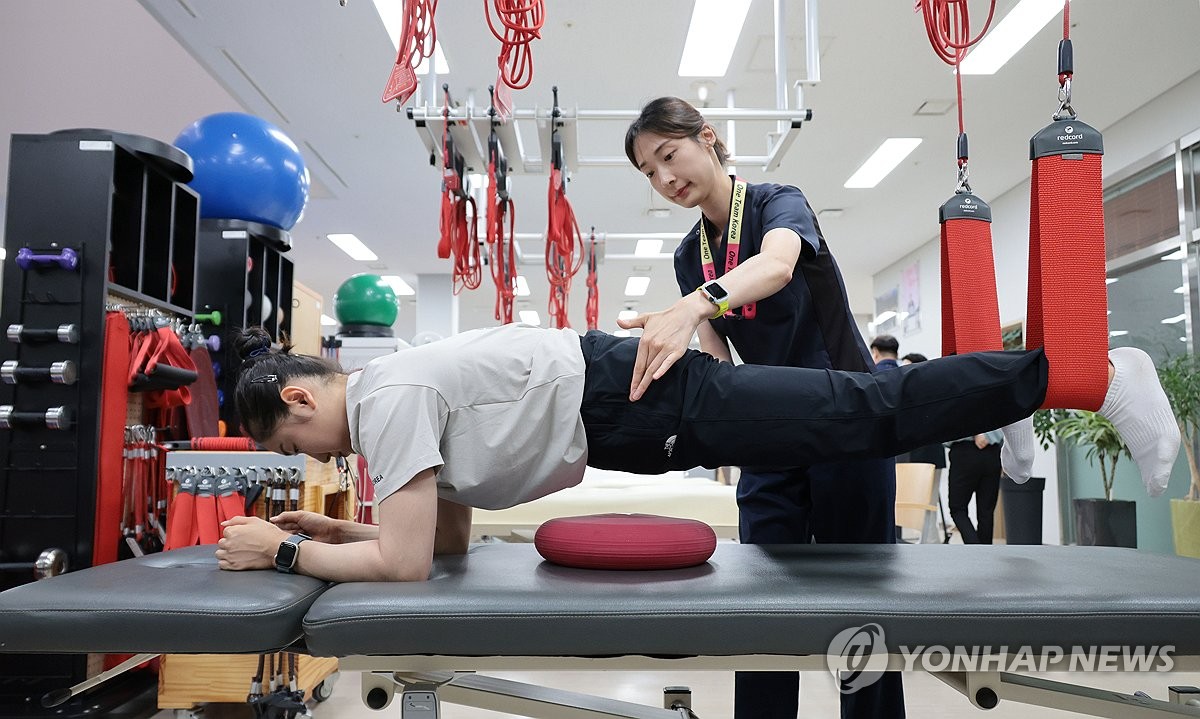 心情不错！库里赛前热身上演排球动作后空接命中
