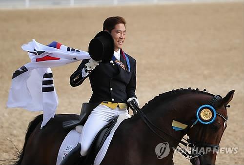 奥尔莫本场数据：3次射正打入2球，传球成功率71%