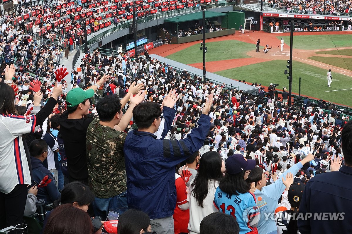 17岁188天，恩瓦内里是阿森纳近16年来最年轻的进球者