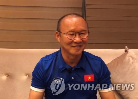 郭士强现场考察球员，李弘权首节5投4中独取13分