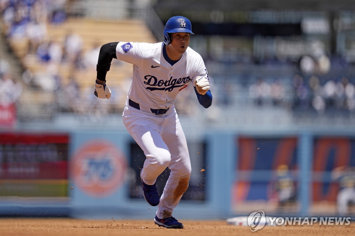 日本门将铃木彩艳意甲染红 出击踢倒对手两黄变一红