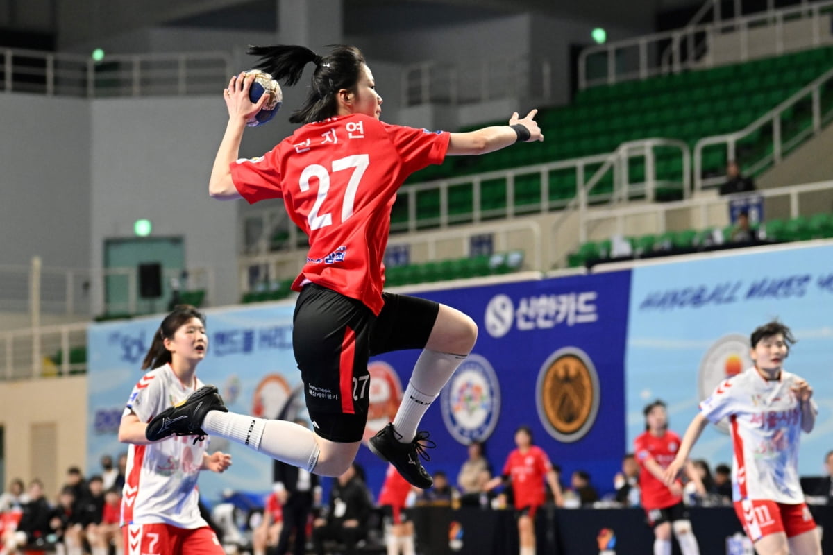拉菲尼亚2024年欧冠直接参与12球，与维尼修斯并列最多